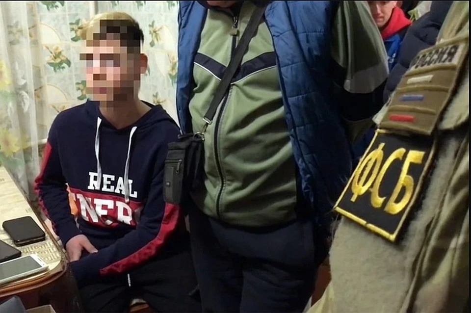 Сотрудники ФСБ нашли у подростков самодельную взрывчатку. Фото: кадр видео ФСБ РФ