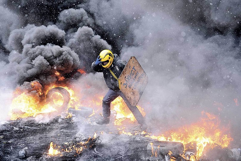 20 февраля 2014 года противостояние на майдане вступило в свою трагическую фазу. Вслед за «коктейлями Молотова» в силовиков и протестующих полетели пули. История страны пошла по самому пессимистичному сценарию. Фото: Burak Akbulut/Anadolu Agency/Getty Images
