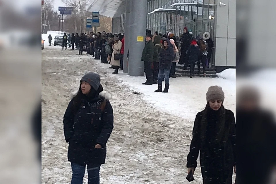 Люди час не могли уехать с Речного вокзала.