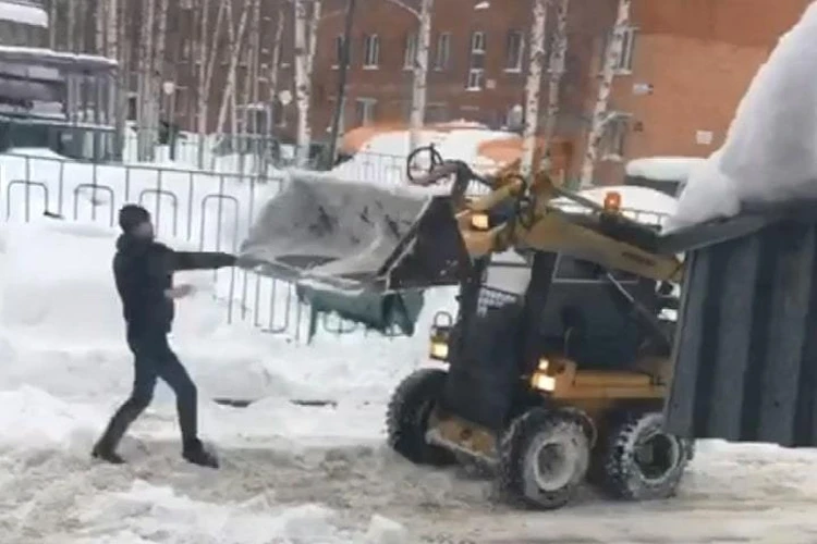 «Восстание машин»: в Нижневартовске «снегоуборка» с ковшом устроила погоню за водителем легковушки