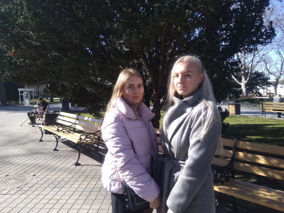 В сквере у площади Нахимова. Марина и Кристина Фото: Александр Курбаткин