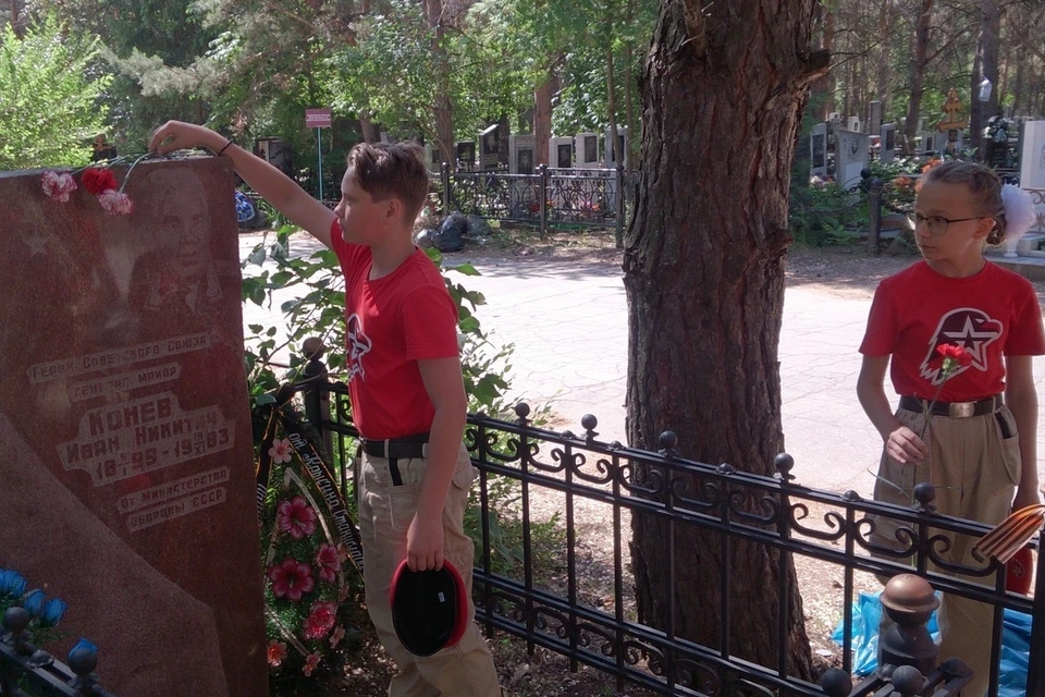 Юнармейцы приводят в порядок могилки, а теперь хотят отметить их, чтобы о ветеранах всегда помнили. Фото: https://vk.com/club179395423