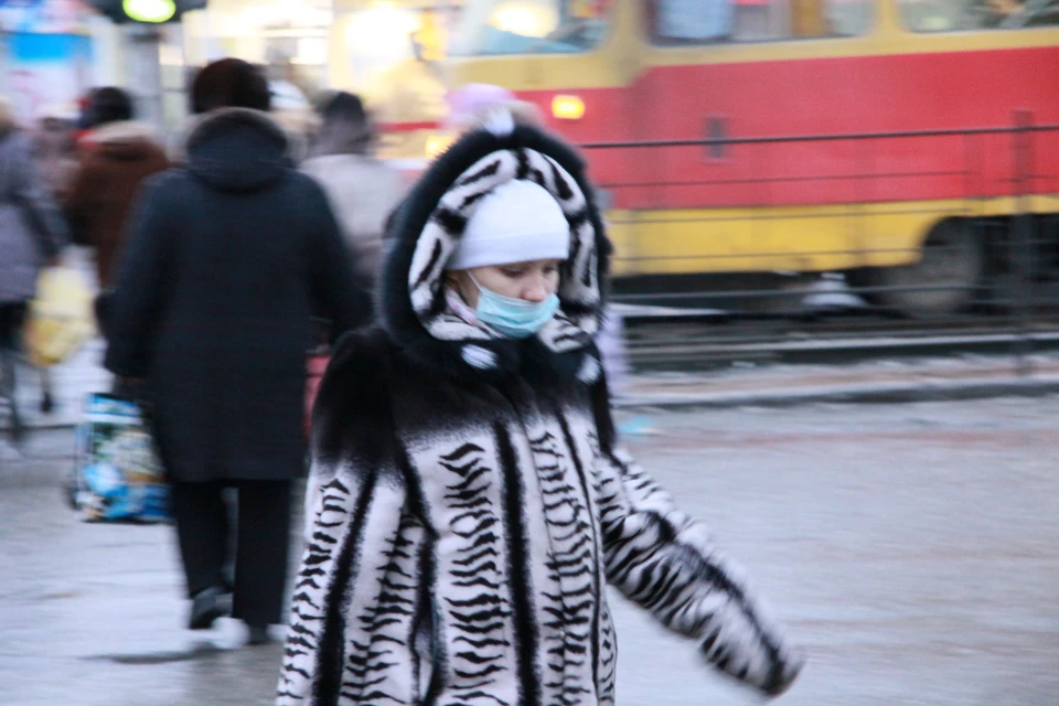 Женщина в маске.