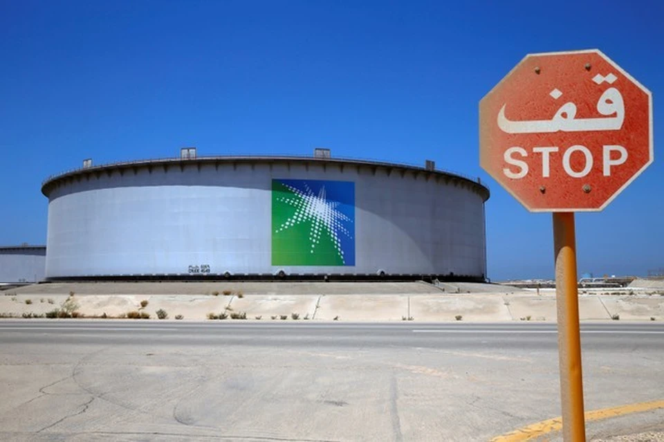 СМИ сообщили о планах Саудовской Аравии сокращать добычу нефти без России