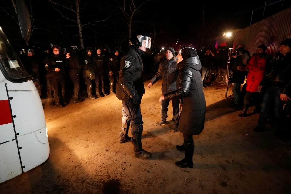 Украинцы протестуют против прибытия эвакуированных из Китая граждан в Полтавскую область