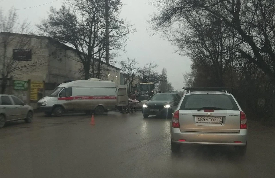 На место аварии прибыла бригада "скорой помощи"