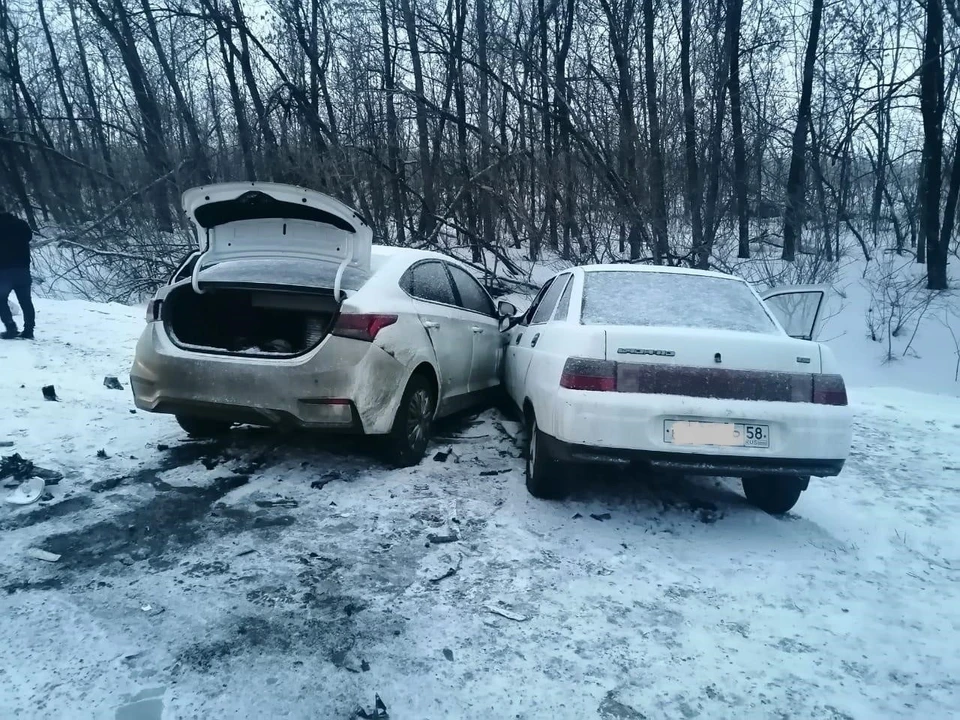 ДТП произошло во время снегопада, иномарку занесло на дороге