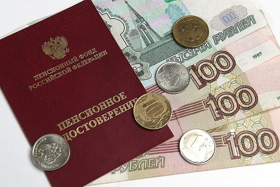 Через четыре с небольшим месяца вступит в силу закон, по которому пенсии будут поступать только на карты российской платежной системы «Мир».