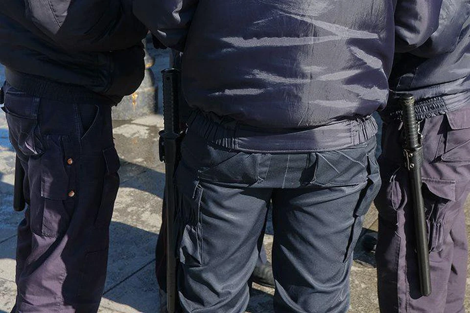 Люди в полицейской форме ограбили военного пенсионера в Невском районе.