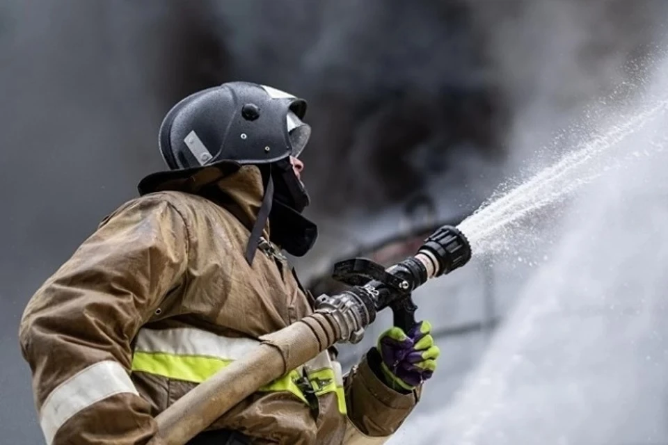 В Кемерове пожар в частом доме тушили более 30 человек. ФОТО: ГУ МЧС Кузбасса