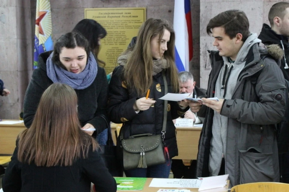 Ярмарка дает возможность выпускникам вузов непосредственно пообщаться с работодателем. Фото: lug-info.com