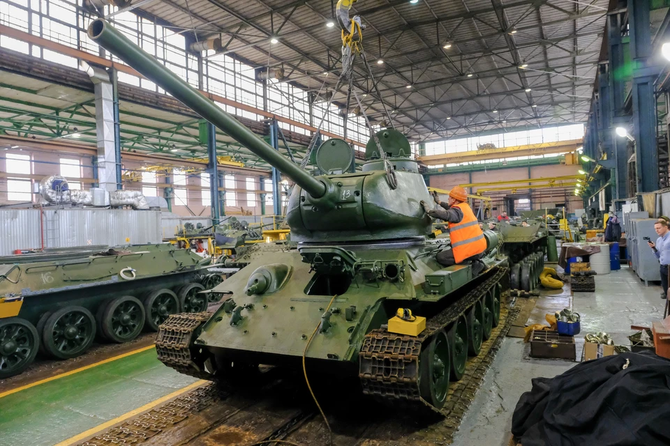 Из 30 боевых машин готово десять. Полностью отремонтировать танки на заводе должны к 25 марта.