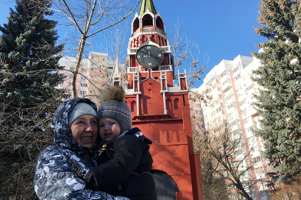 Вера Доронина и ее внук Миша гуляют по своему двору как по Красной площади