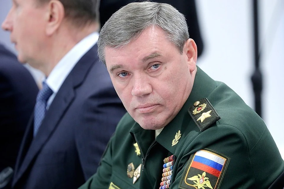 Начальник Генштаба Вооружённых сил России Валерий Герасимов выразил на встрече с коллегой из Франции Франсуа Лекуантром свою обеспокоенность антироссийскими сценариями учений НАТО на границе России. Фото: Михаил Метцель/ТАСС