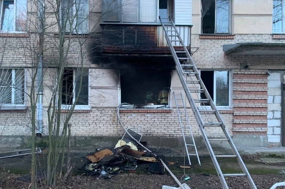 В Понтонном вспыхнула двухкомнатная квартира в пятиэтажке. Фото: vk.com/spb_today