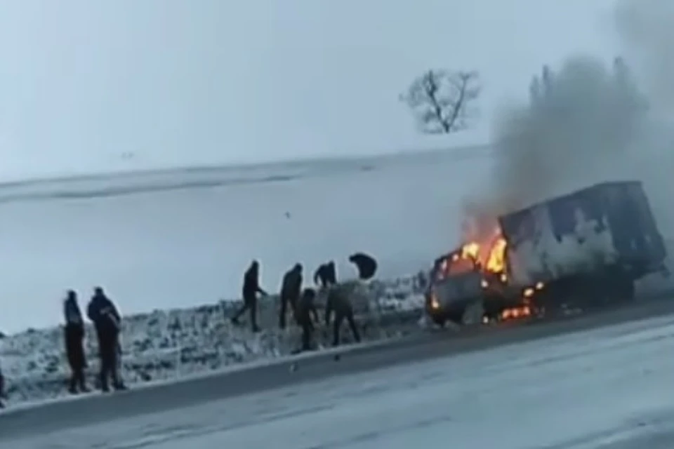 Четверо погибших: на кузбасской трассе столкнулись и загорелись два автомобиля. ФОТО: vk.com, "Аварийка 41"