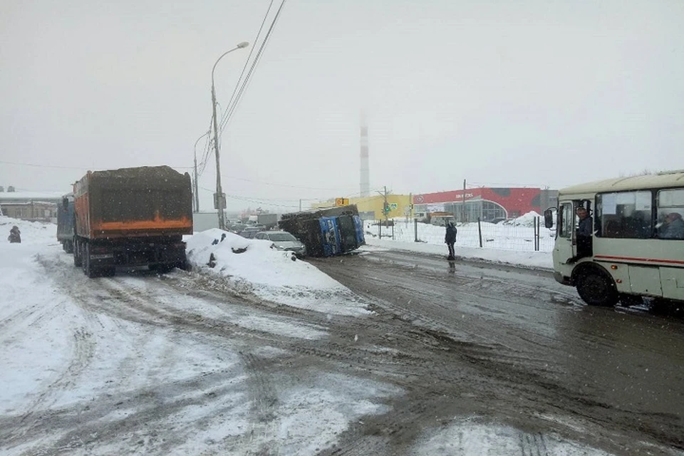 Автомобилисты жалуются, что из-за аварии придется простоять несколько часов. Фото: Подслушано Пермь