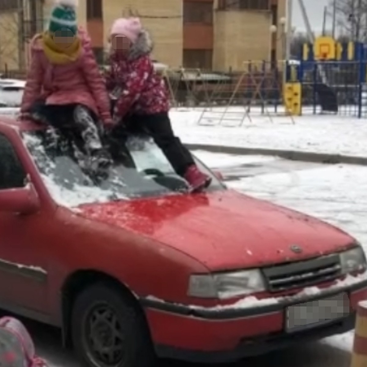 Школьницы Всеволожска обрадовались снегу и покатались на чужом авто вместо  горки - KP.RU