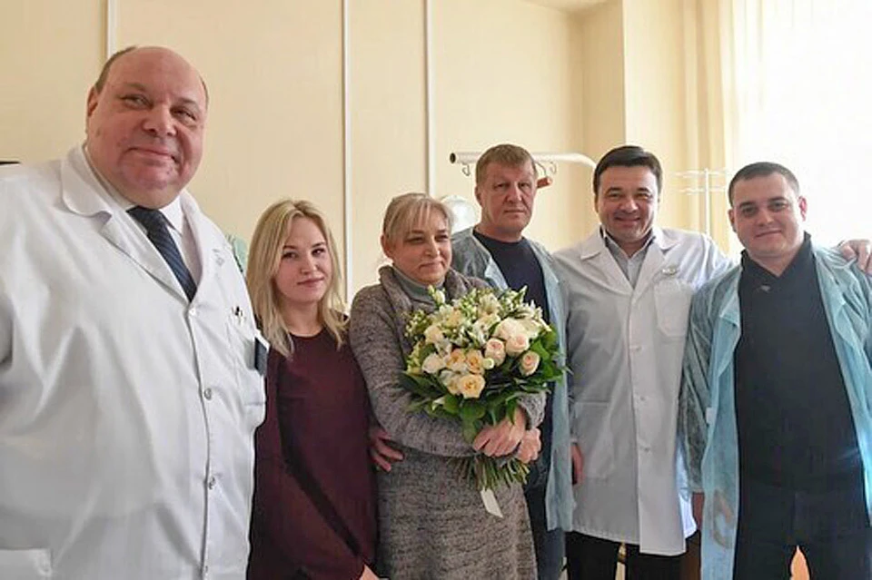 В клинике Елену Чунчинову (в центре) навестили родные и губернатор Андрей Воробьёв (второй справа). Фото: Денис ТРУДНИКОВ.