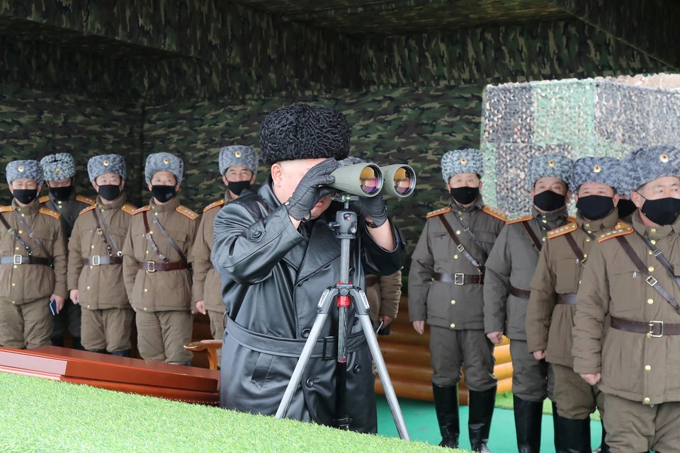 Лидер КНДР Ким Чен Ын с биноклем