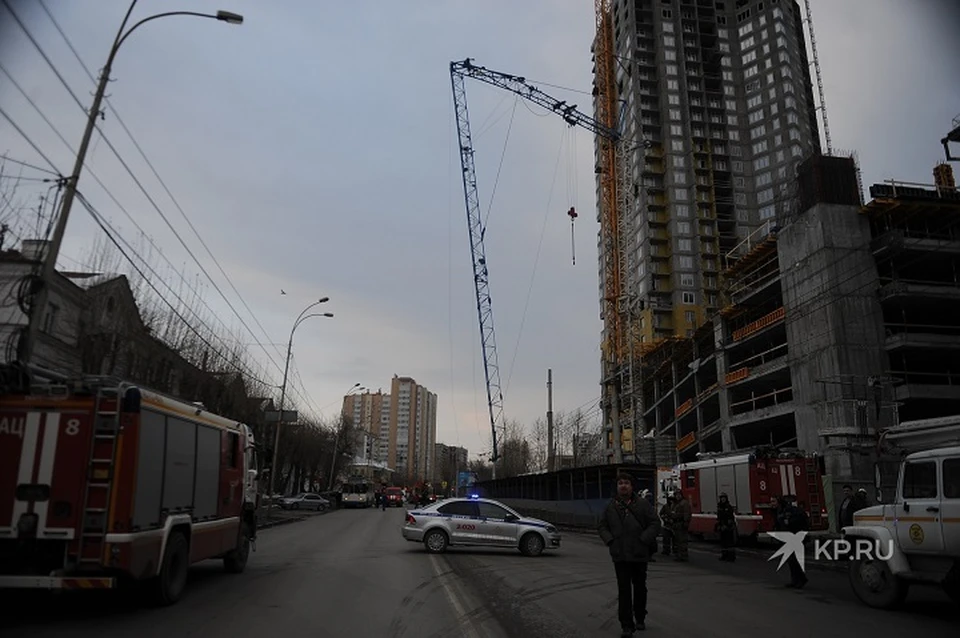 Движение в обе стороны по одной из самых оживленных улиц Екатеринбурга перекрыто