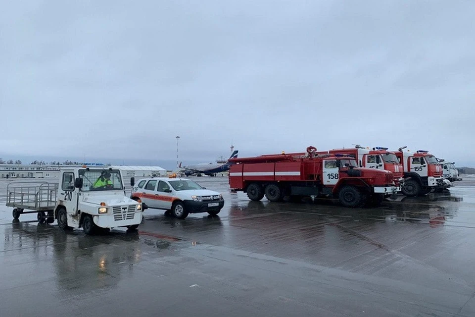 На взлетно-посадочной полосе работают сотрудники МЧС, пожарные "скорая помощь". Фото: пресс-служба аэропорта