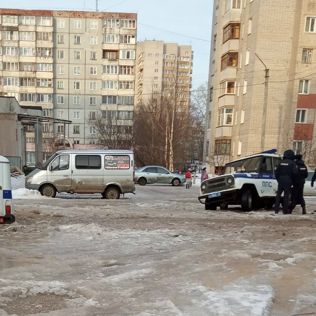 Два уазика в плену»: в Кирове полицейские машины застряли во дворе дома -  KP.RU