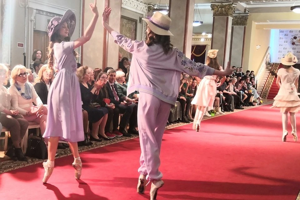 Летнюю коллекцию "Соломенная шляпка" демонстрировали балерины Донбасс Оперы.