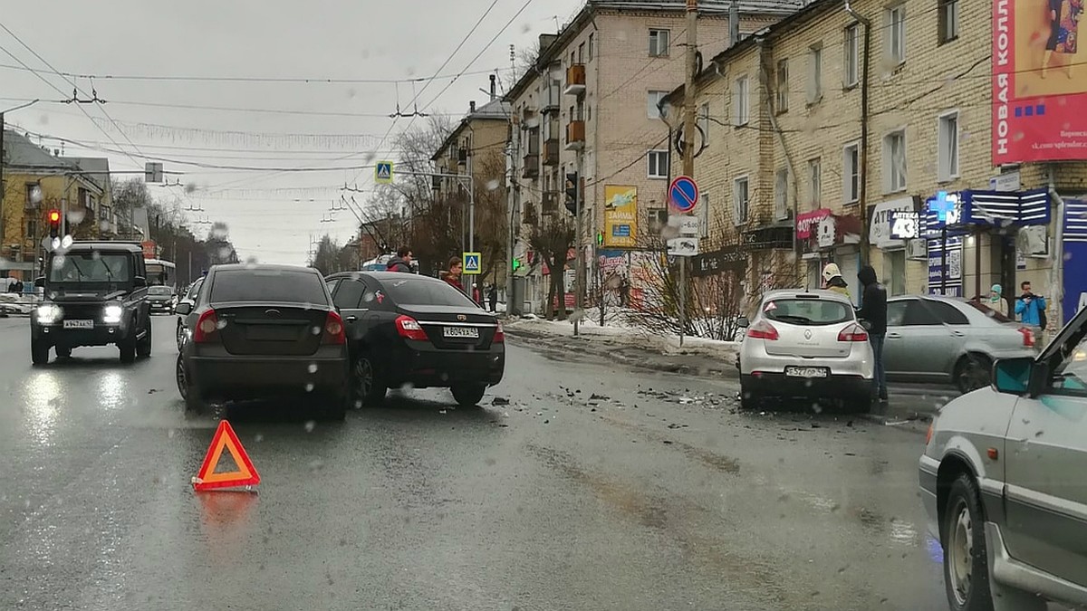 В Кирове на перекрестке Воровского и Сурикова столкнулись четыре автомобиля  - KP.RU