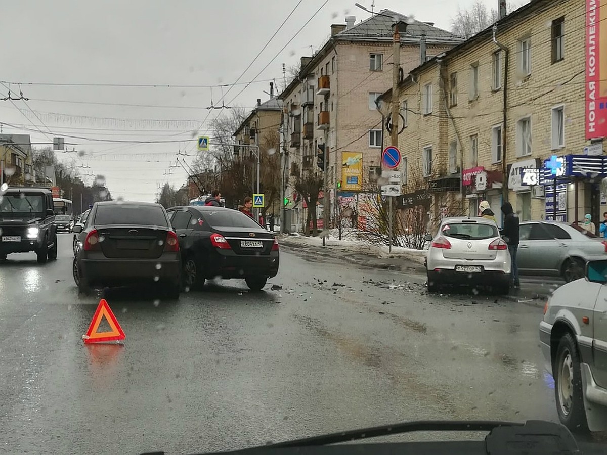 В Кирове на перекрестке Воровского и Сурикова столкнулись четыре автомобиля  - KP.RU