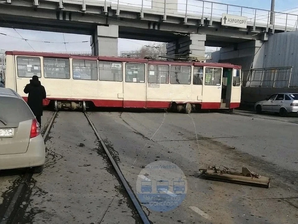 Оторванный тормоз в левом нижнем углу стал причиной спора между руководством и сотрудниками. Фото: Челябинский транспорт, vk.com