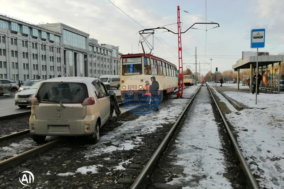 Легковушка застряла на рельсах. Фото: Челябинский транспорт/vk.com