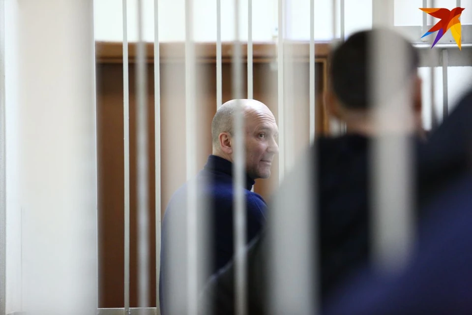 Андрей Втюрин находится под стражей и в суде сидит в "клетке".