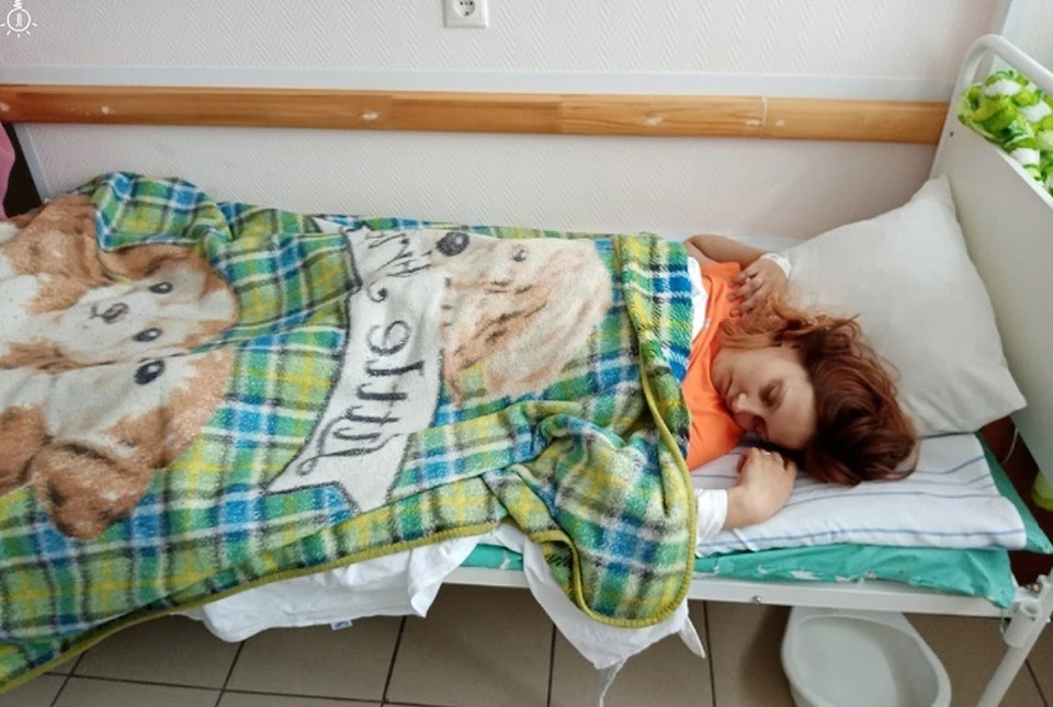 Пациентку положили в коридоре, чтобы она не мешала криком другим больным. Фото: паблик "Лампа" "Вконтакте"