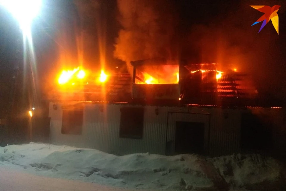 Огонь вспыхнул ночью: в Иркутской области на пожаре погибла семья с тремя детьми. Фото очевидцев