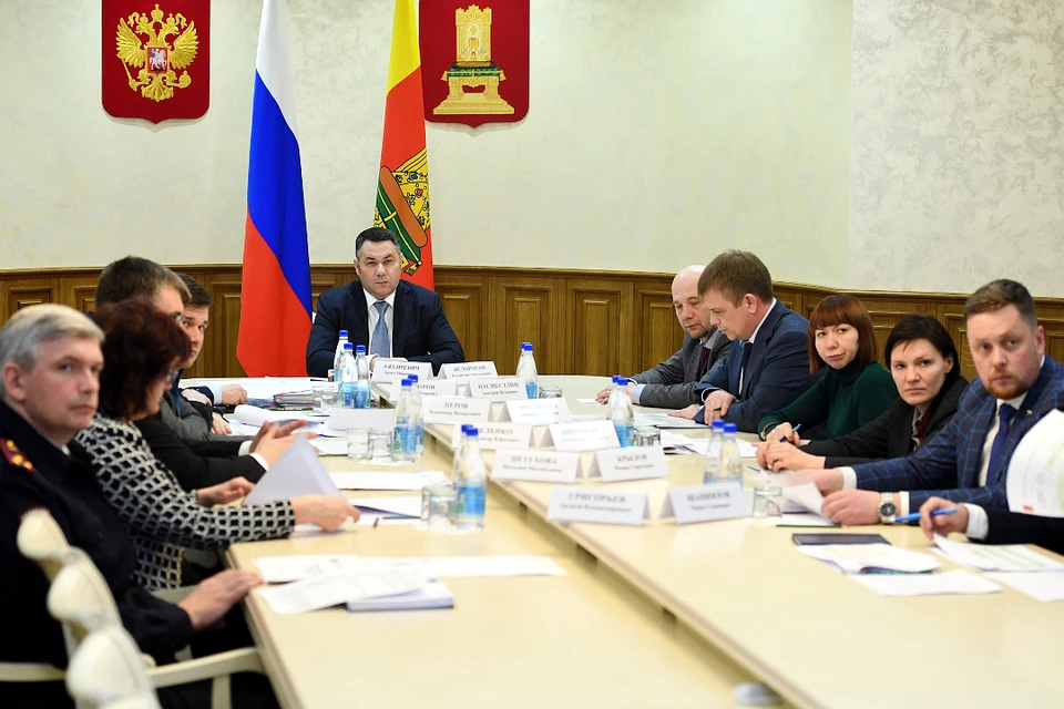 Игорь Руденя на совещании отметил, что в приоритете - въезды в город, дороги, ведущие к Ржевскому мемориалу, достопримечательностям и памятным местам. Фото: ПТО
