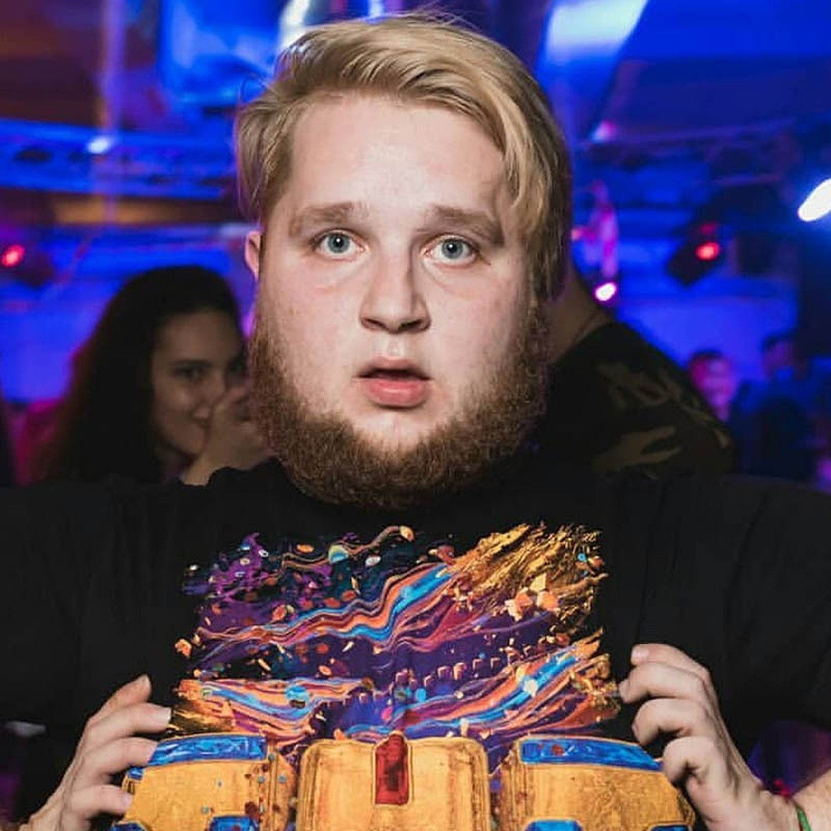 Сексуалды аққұба оны аузына түсіреді видео