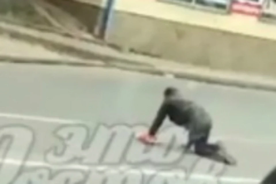 В Ростове мужчина переползал дорогу. Фото: скрин с видео "Ростов Главный"