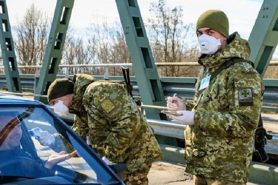 Жителей Республик без постоянной регистрации на подконтрольной незалежной территории – на Украину не впустят. Фото: podrobnosti.ua