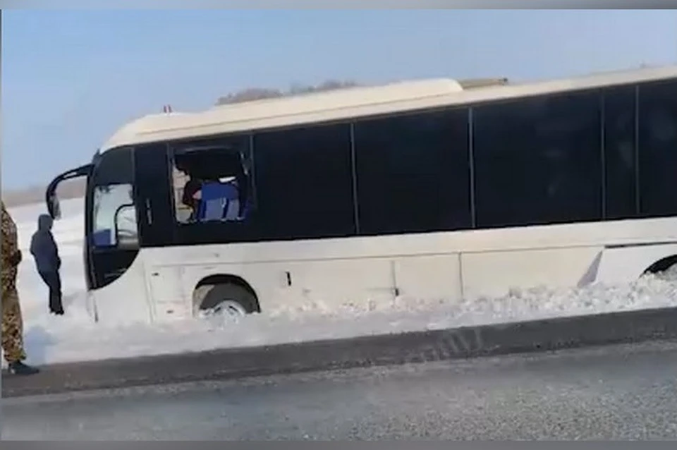 Автобус вылетел в кювет после ДТП на кузбасской трассе. ФОТО: кадр видео vk.com, "Регион 42"