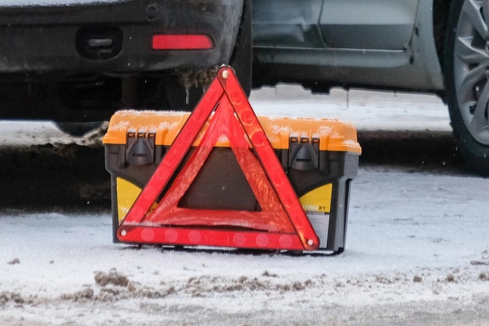 В Колпино по дороге на кладбище разбился "Мерседес"