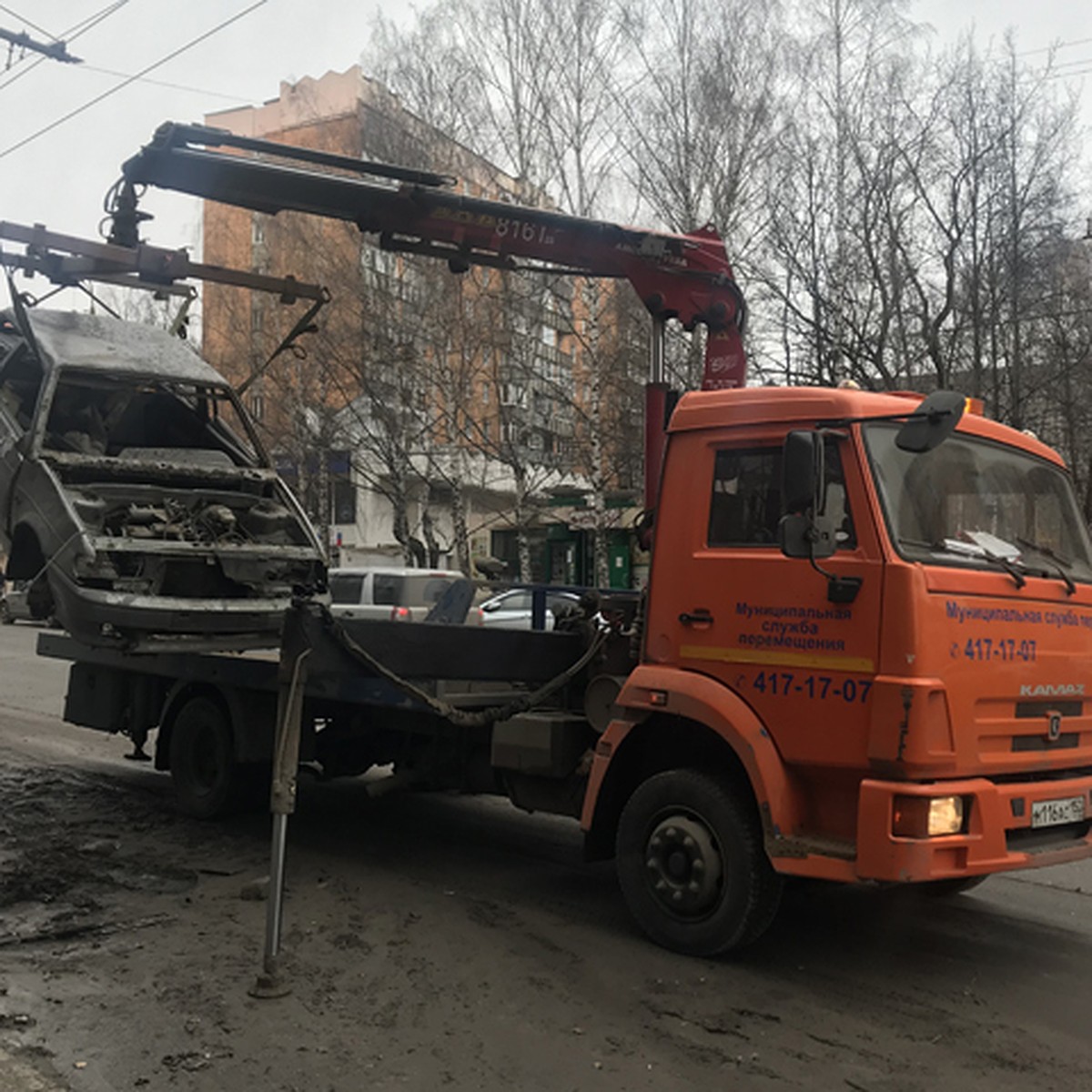 Брошенный автомобиль убрали возле дома на улице Рокоссовского после года  простоя - KP.RU