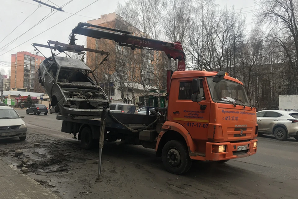 Брошенный автомобиль убрали возле дома на улице Рокоссовского после года простоя. ФОТО: администрация Нижнего Новгорода