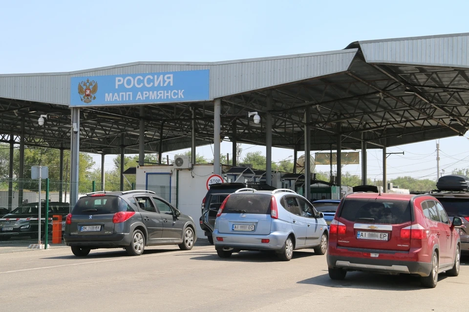 На границе Крыма и Украины работает три пропускных пункта.