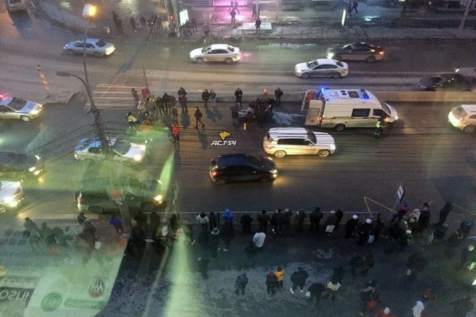 Сибирячка за рулем Шевроле сбила двух пешеходов на площади Калинина. Фото: "АСТ-54"