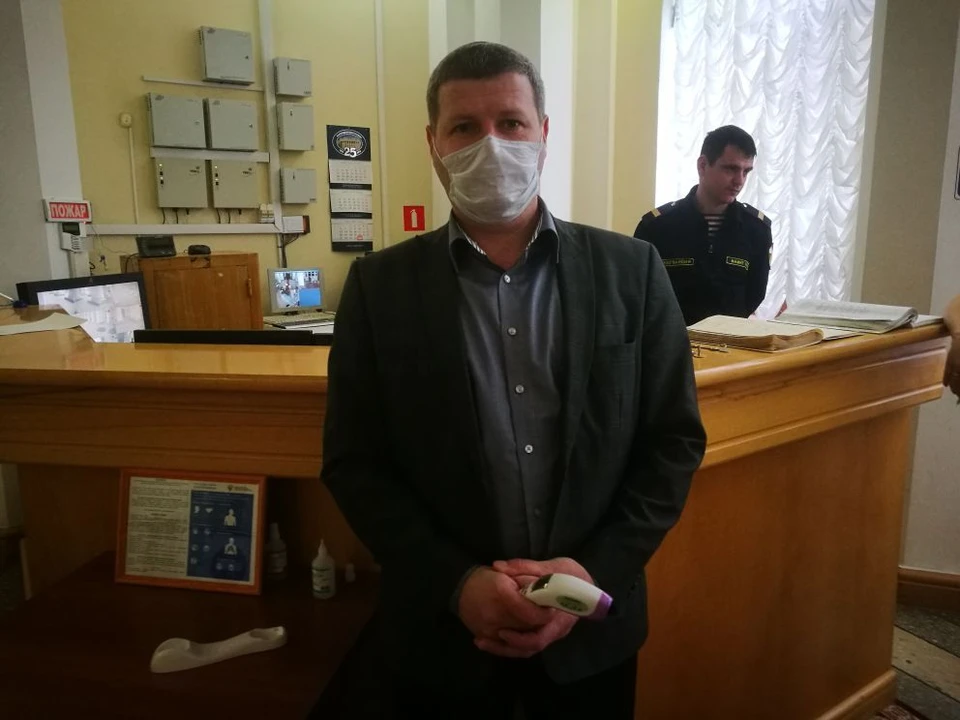 Контроль температуры и обработку антисептиком ввели на входе в администрации.