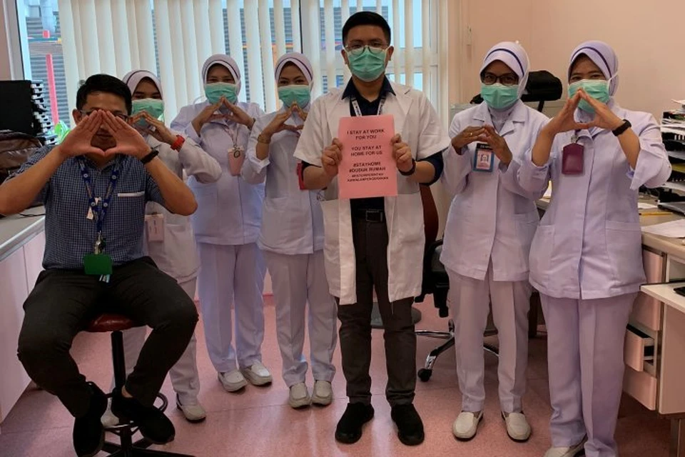 Первыми флэшмоб #StayAtHome запустили медики из Малайзии, вскоре к акции присоединились их коллеги по всему миру