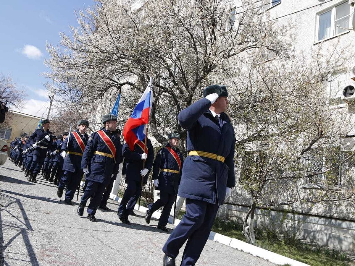 Персональный Парад Победы провели для 105-летнего ветерана в Новороссийске  - KP.RU