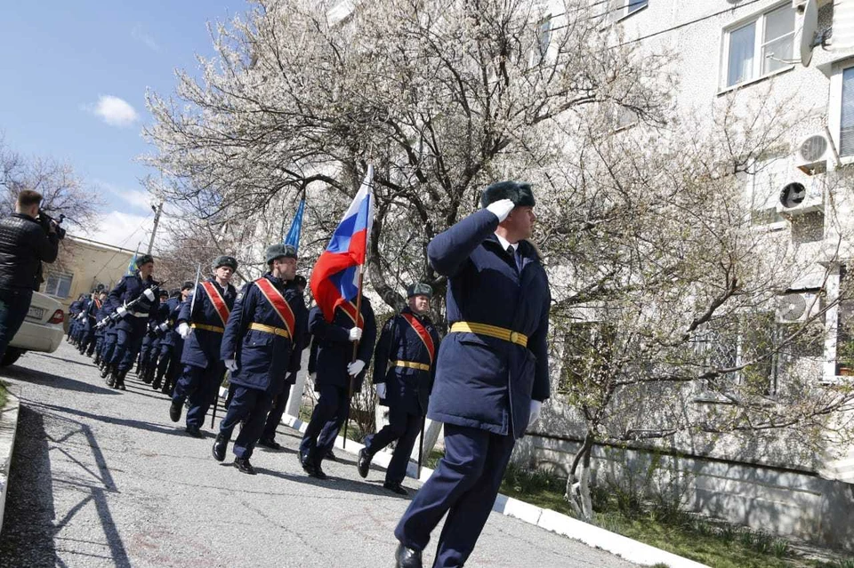 Под звуки духового оркестра маршировали военные под окнами ветерана. Фото: пресс-служба администрации Новороссийска