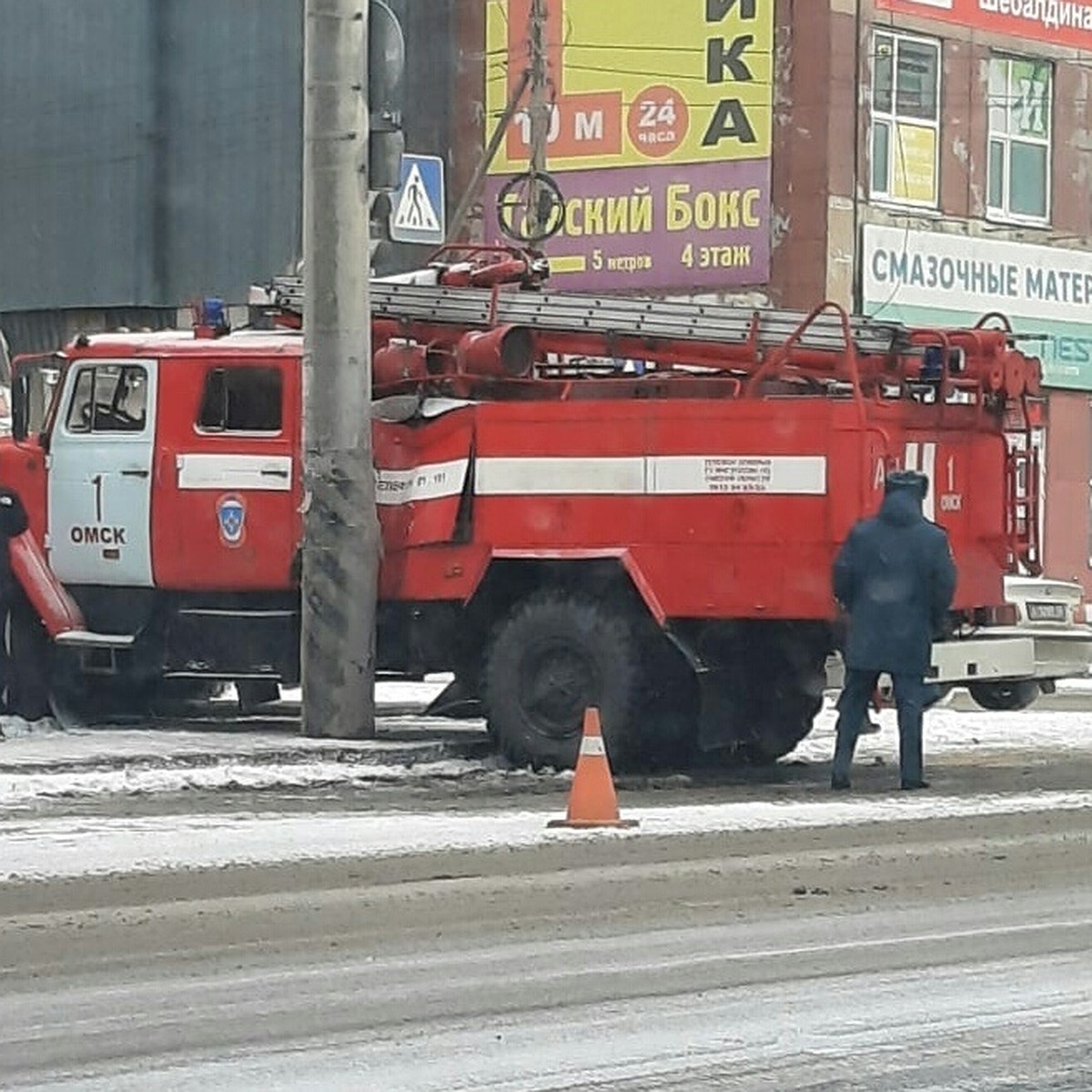 В Омске пожарная машина въехала в столб, чтобы уйти от столкновения с  легковушкой - KP.RU